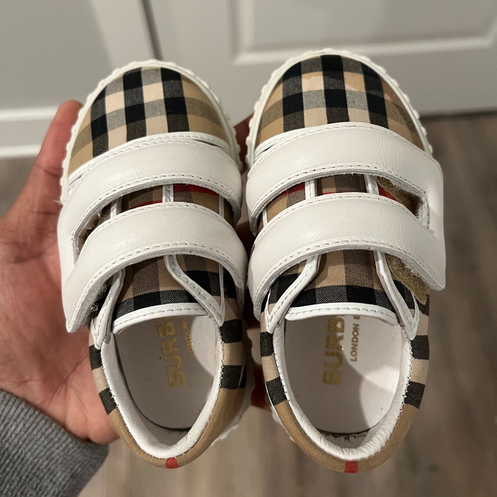 TODDLER BURBERRY SNEAKERS/PRICE IS FIRM